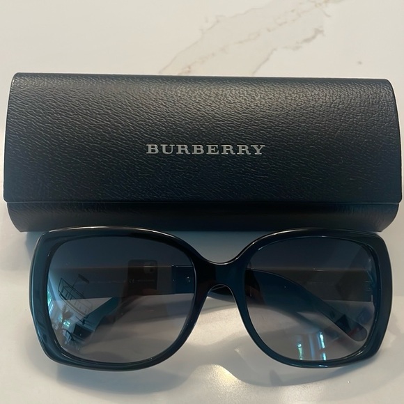 Burberry sunglasses - Picture 1 of 6